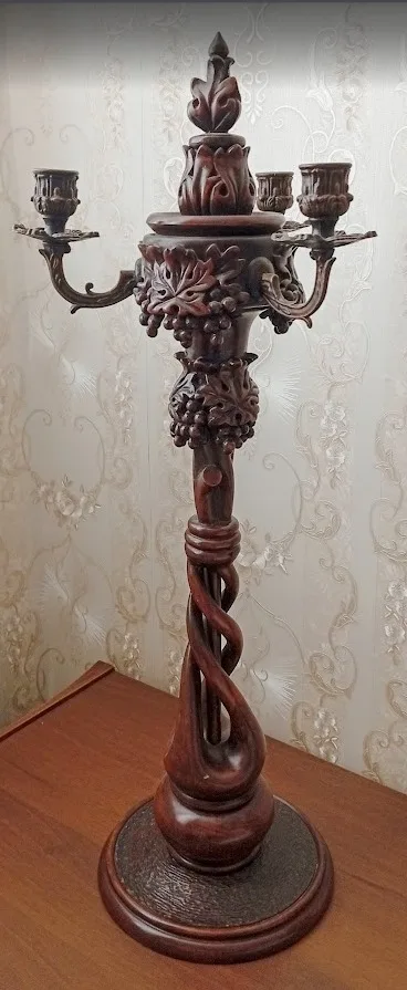 Деревянный подсвечник.