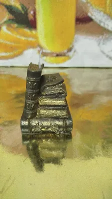 Старинная стопка книг свеча